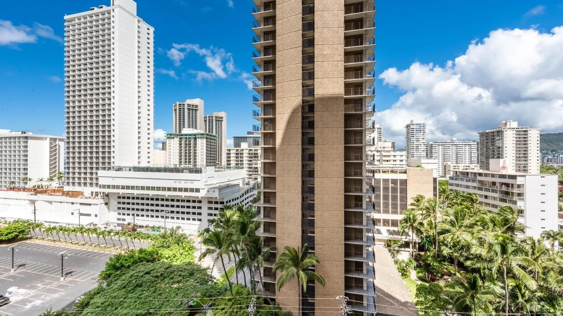 Breezy Ocean View Waikiki Condo With Free Parking! Honolulu
