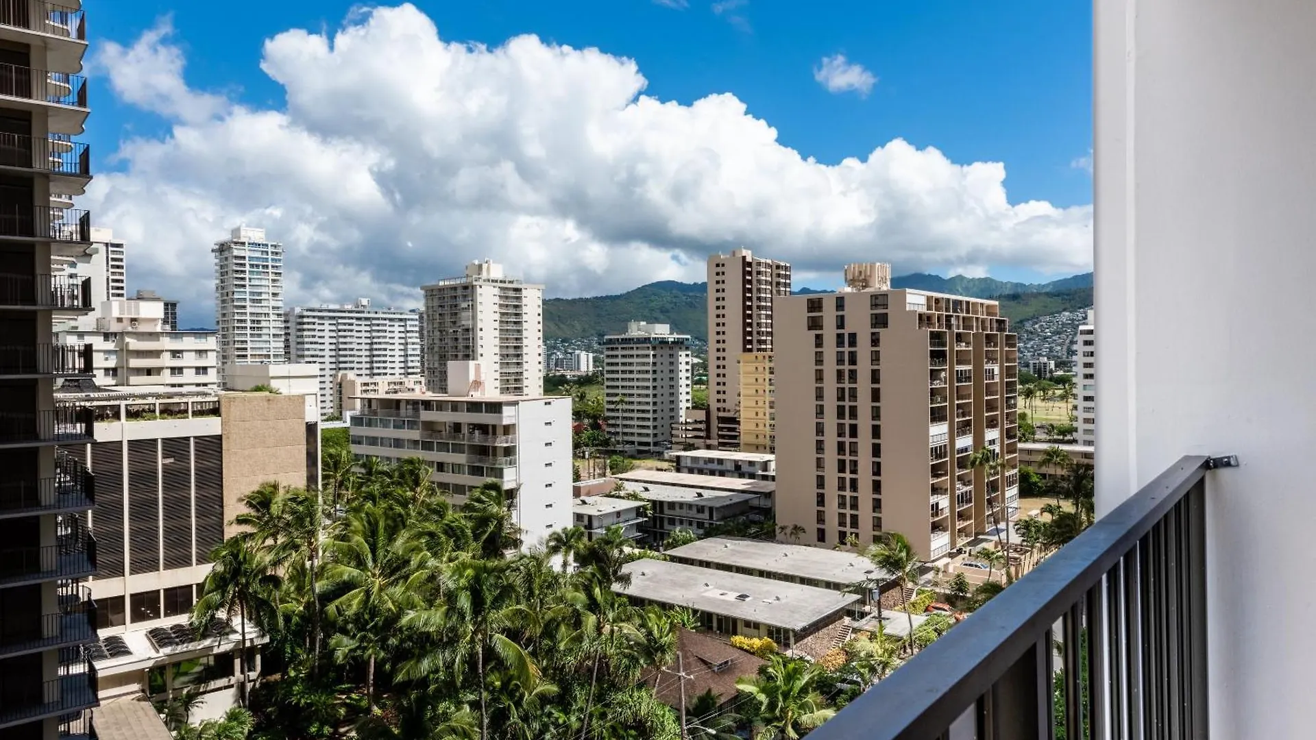 Breezy Ocean View Waikiki Condo With Free Parking! Honolulu ABD