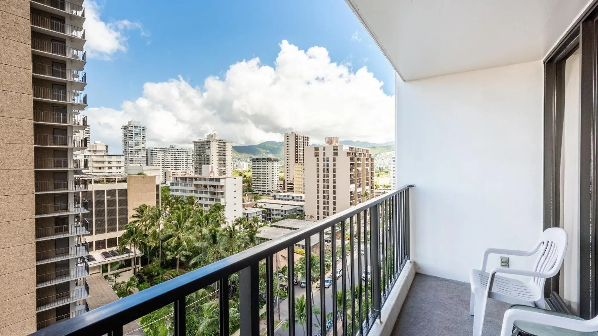 Breezy Ocean View Waikiki Condo With Free Parking! Honolulu